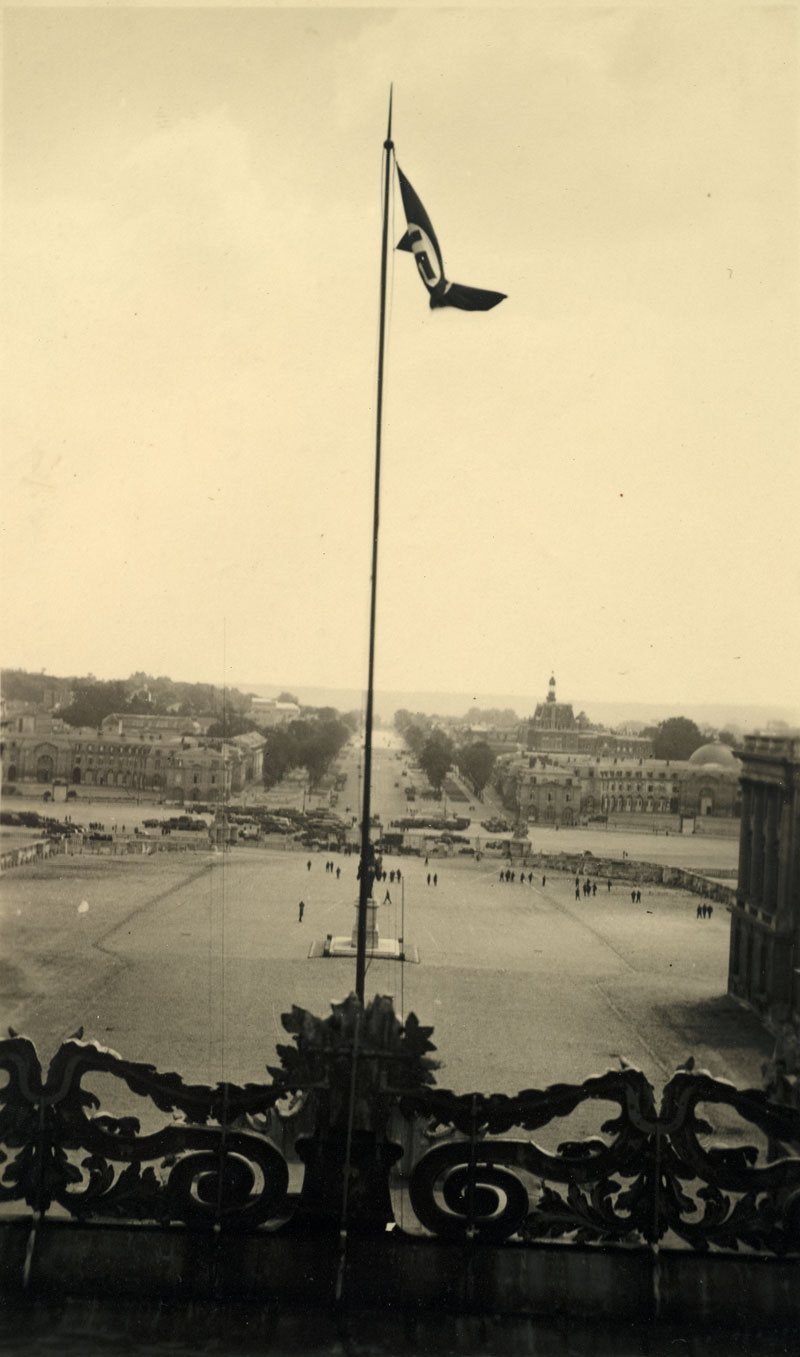 Le drapeau à croix gammée flotte sur Versailles