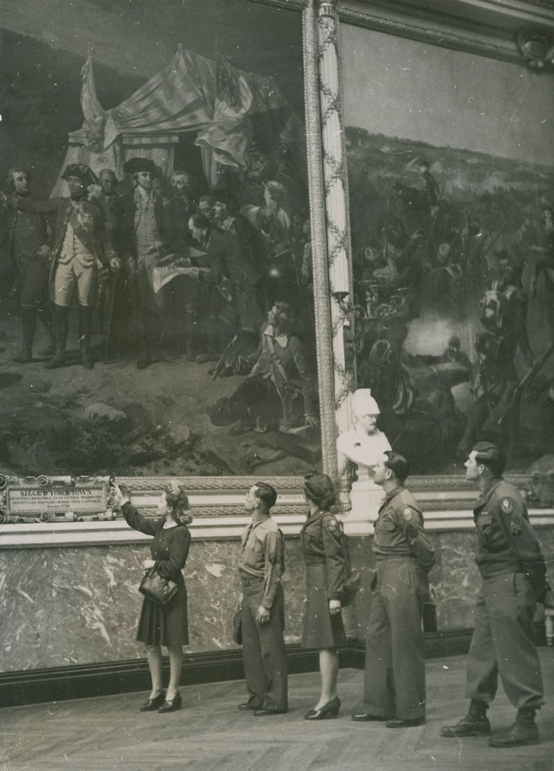 Soldats américains visitant la galerie des Batailles