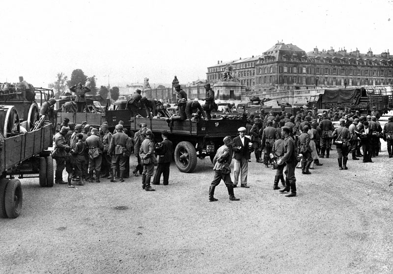 Soldats allemands sur la Place d’Armes du château