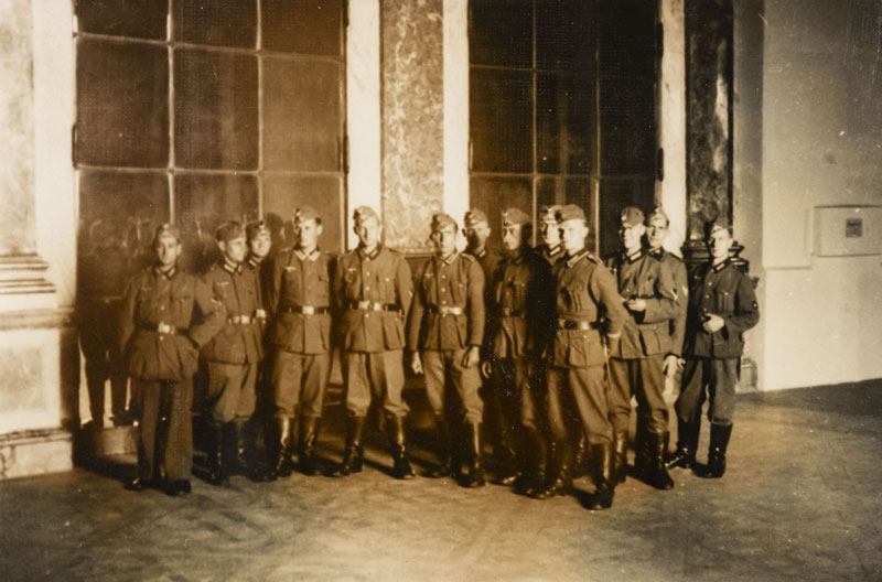 Soldats allemands dans la galerie des Glaces