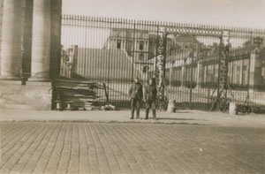 Deux soldats allemands devant les grilles de l’Orangerie