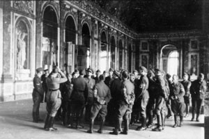 Soldats allemands en visite dans la galerie des Glaces
