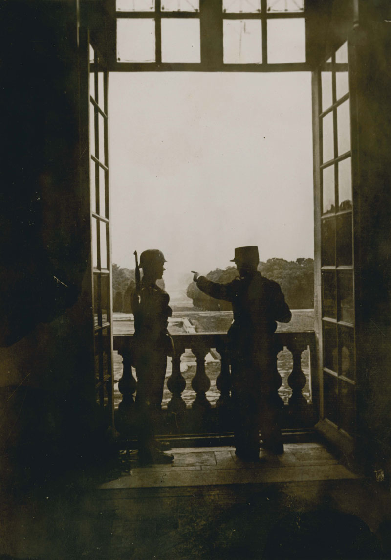 Un soldat allemand et un policier français dans la galerie des Glaces