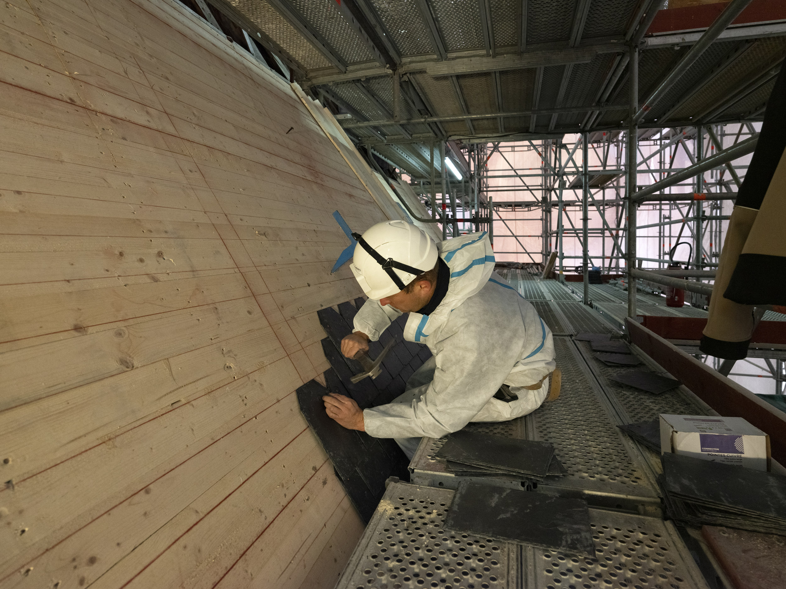 Pose d'ardoise sur les voliges en bois Château de Versailles