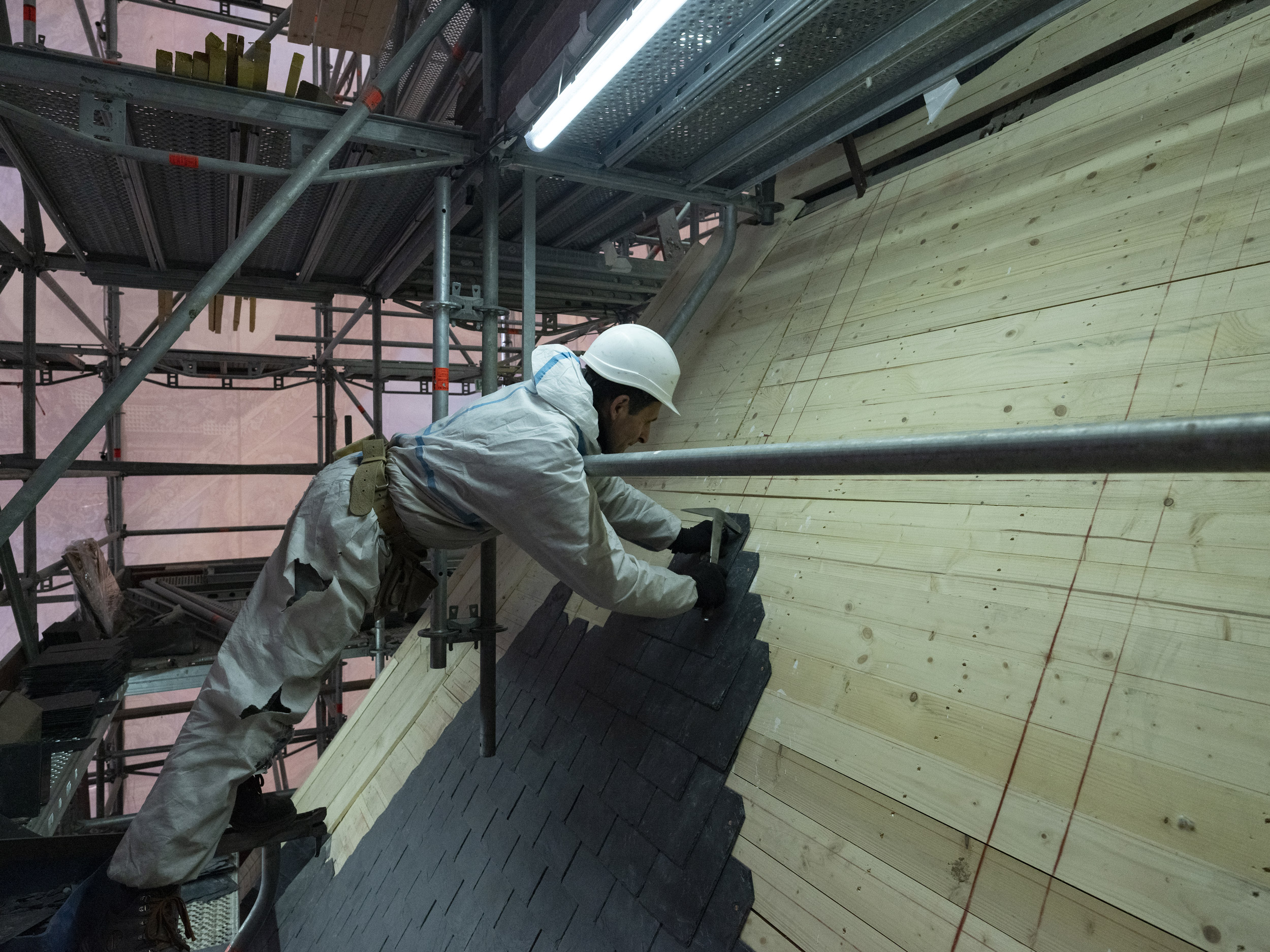 Pose d'ardoise sur les voliges en bois Château de Versailles
