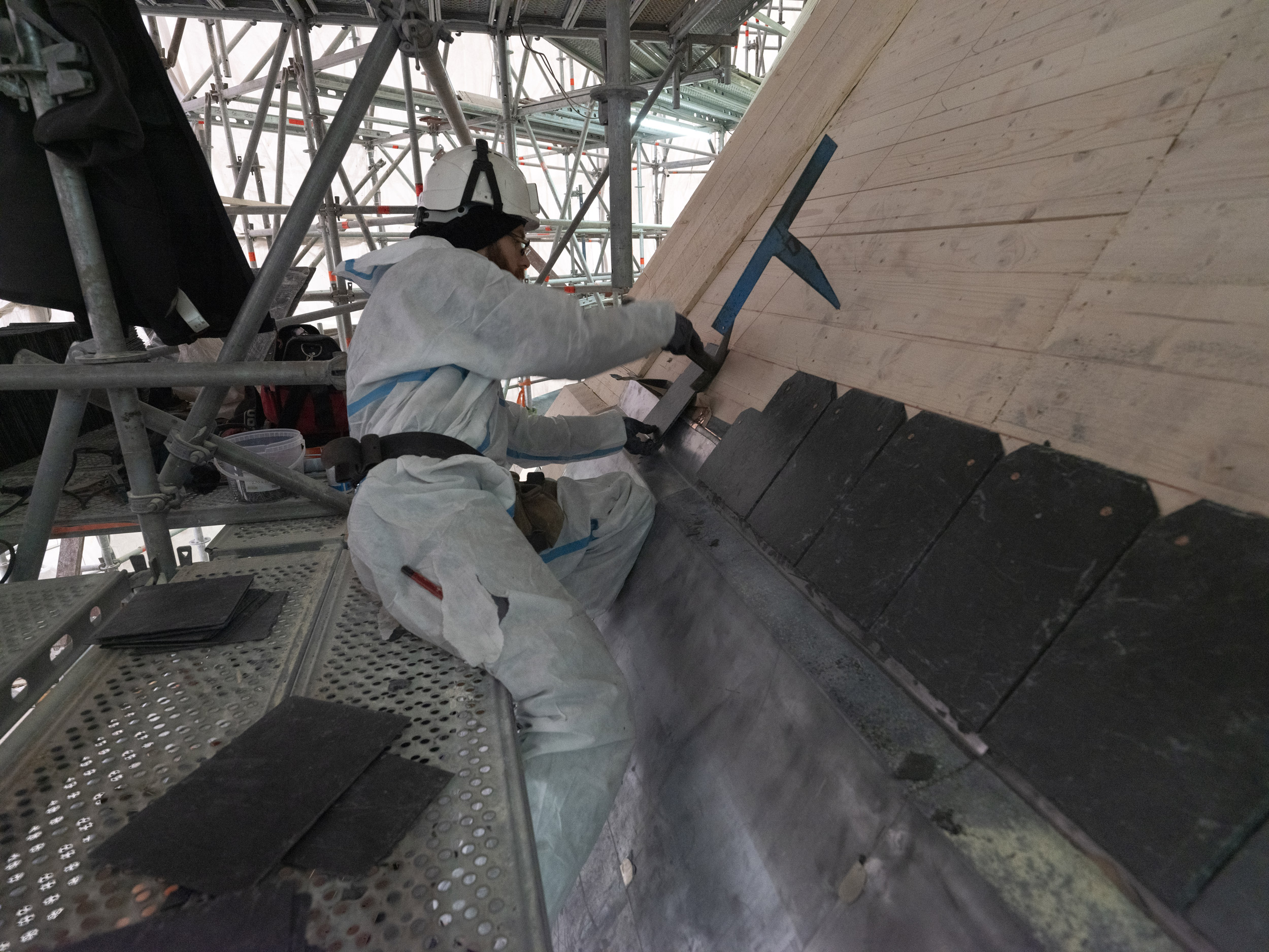 Pose d'ardoise sur les voliges en bois Château de Versailles