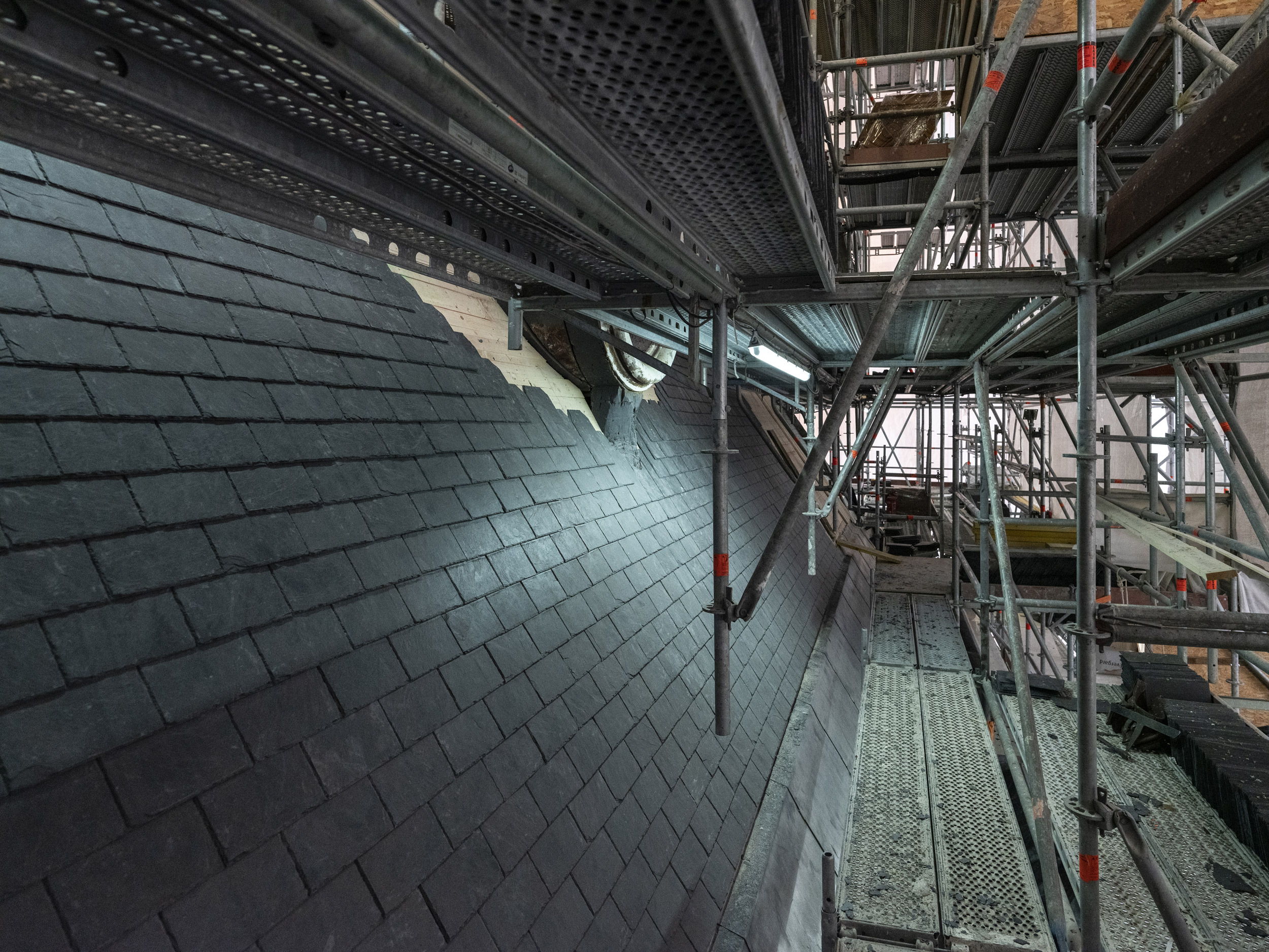 Pose d'ardoise sur les voliges en bois Château de Versailles