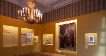 Salle d’exposition où est présenté le grand tableau de Charles-Philippe de France, comte d’Artois (1757-1836), par Antoine-François Callet, vers 1779, musée national des châteaux de Versailles et de Trianon. Le comte d’Artois est ici vêtu du costume de l’ordre du Saint-Esprit. © EPV / Thomas Garnier