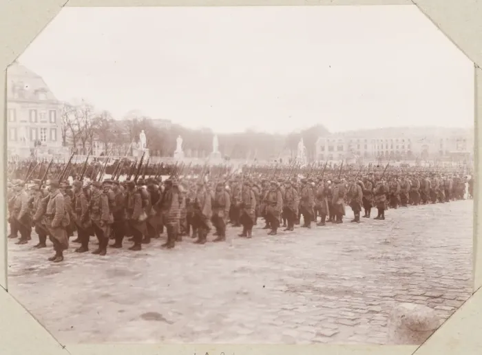 Défilé militaire dans la cour d’Honneur