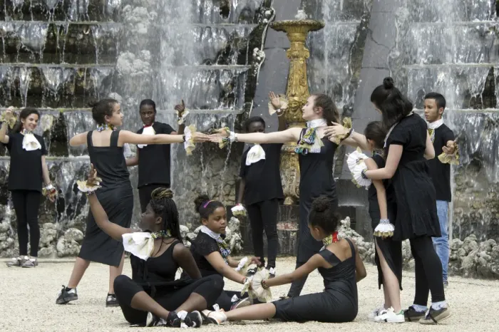 danseurs dans le bosquet de la salle de bal