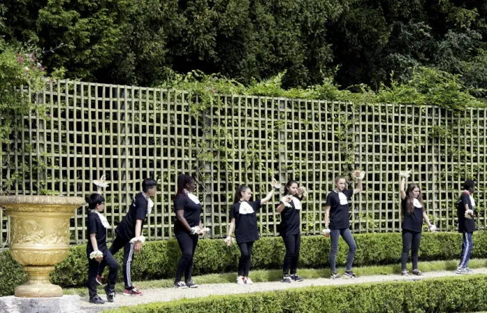 danseurs dans les jardins de versailles