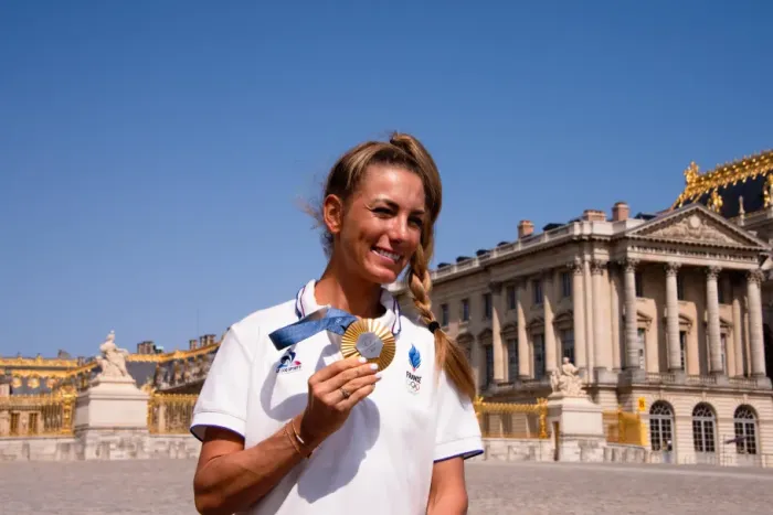Pauline Ferrand Prevot, championne olympique de VTT dans la cour d'honneur du château de Versailles