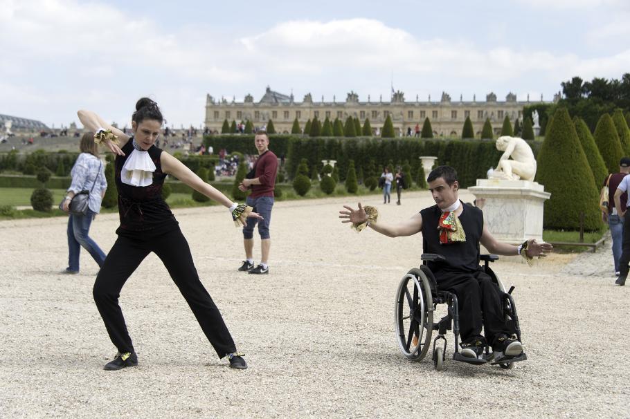 danseurs devant Versailles