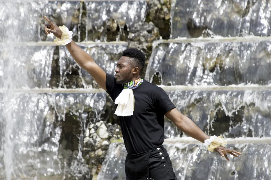 danseur devant la fontaine du bosquet de la salle de bal