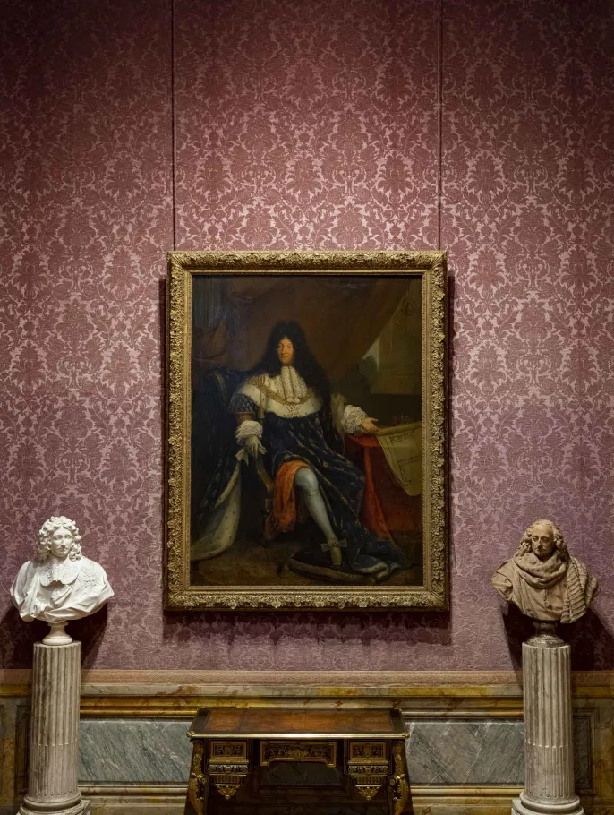 Louis XIV tenant le plan de la maison royale de Saint-Cyr