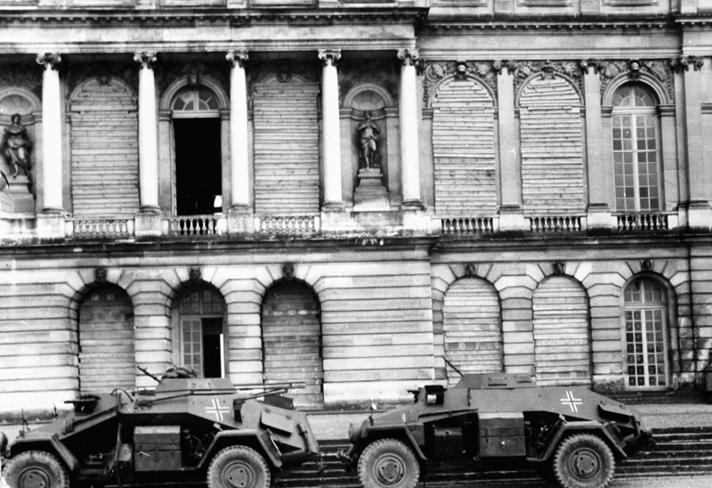 Blindés légers allemands au pied du Château