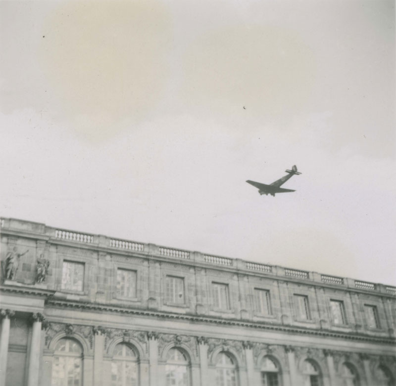 Avion survolant le château