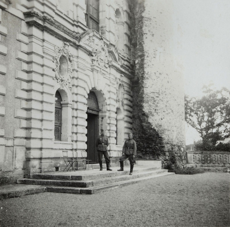Soldats allemands devant le château de Brissac
