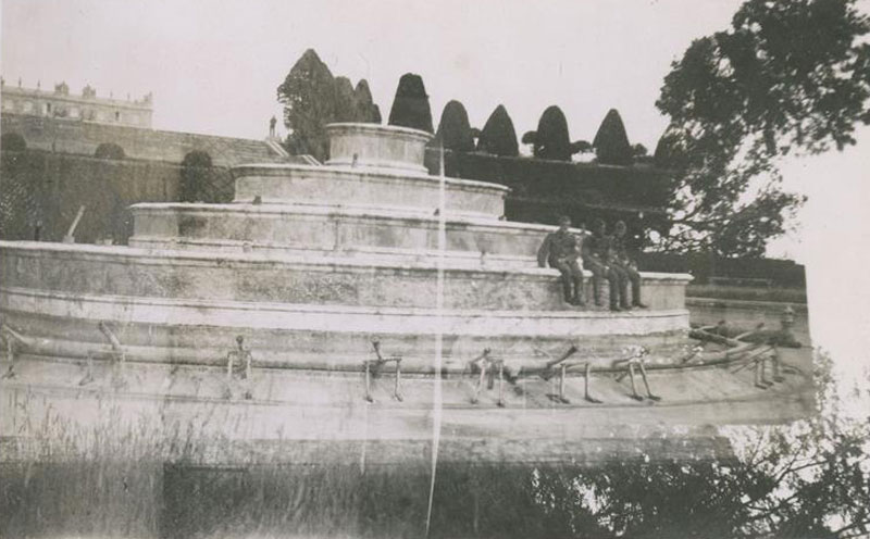 Soldats allemands assis sur le bassin de Latone