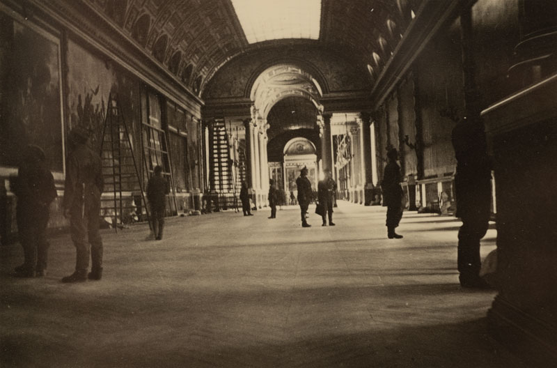 Soldats allemands visitant la galerie des Batailles