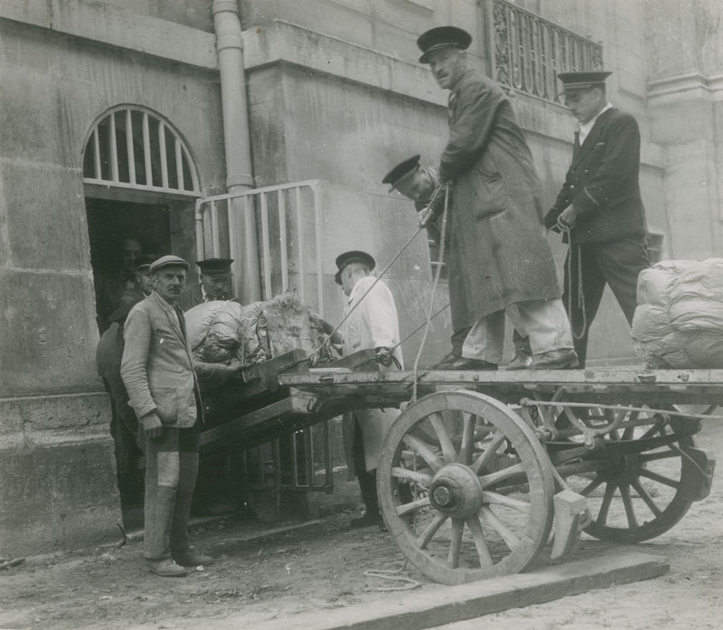 Déplacement d’œuvres d’art dans les sous-sols du Grand Trianon