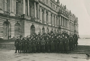 Des soldats allemands prennent la pose sur les marches du château