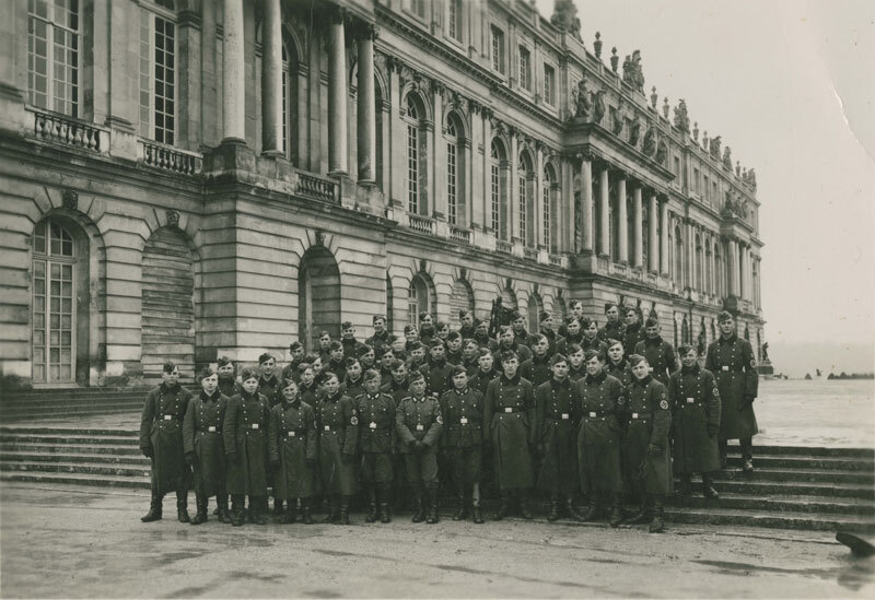 Des soldats allemands prennent la pose sur les marches du château
