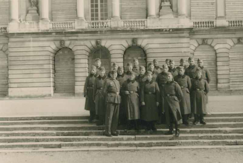Groupe de soldats au pied du château