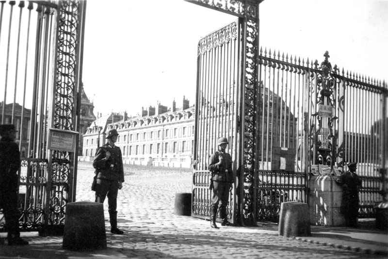 Deux soldats gardent l’entrée du château