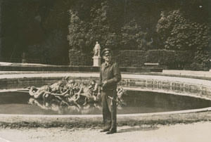 Officier allemand posant devant le bassin des Couronnes