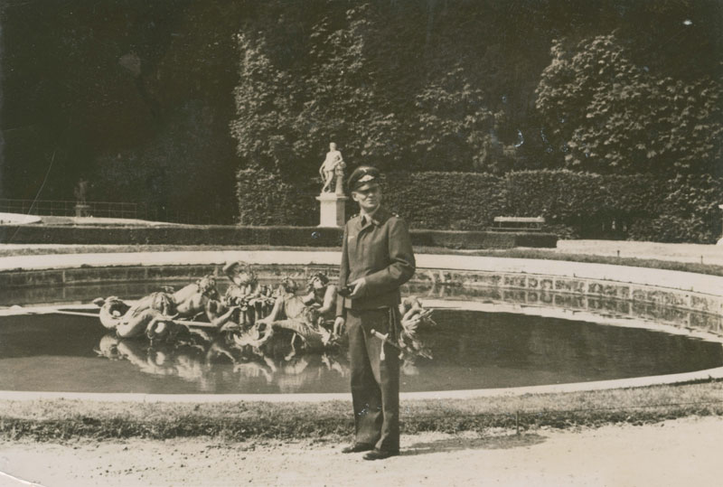 Officier allemand posant devant le bassin des Couronnes