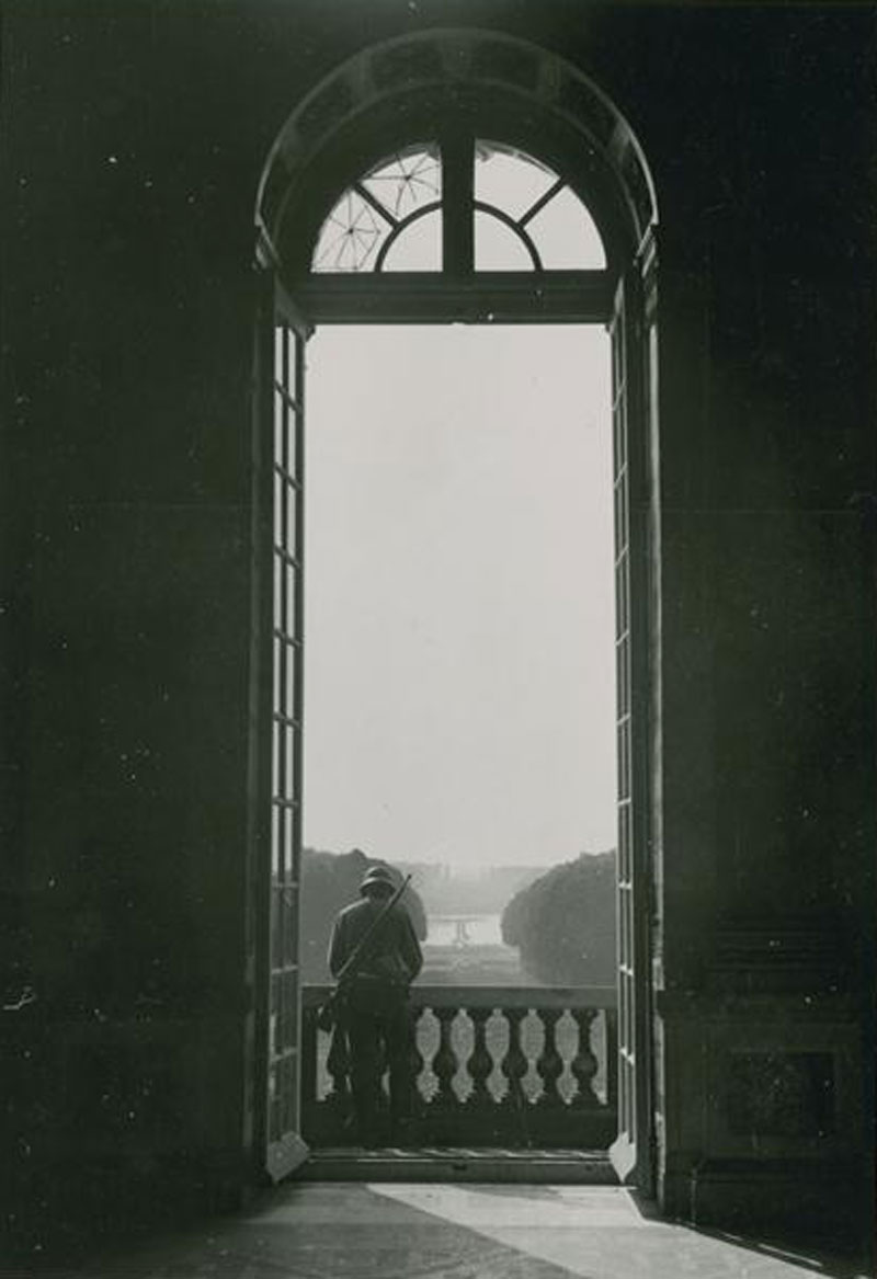 Soldat allemand dans la galerie des Glaces